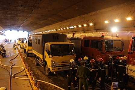 Hàng trăm người diễn tập chữa cháy, cứu nạn trong hầm sông Sài Gòn