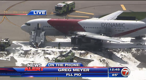 Chiếc máy bay bốc cháy khi đang đỗ tại sân bay Chiếc máy bay bốc cháy khi đang đỗ tại sân bay