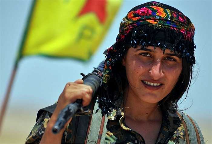 Nữ Đơn vị Bảo vệ Nhân dân (YPG) cầm súng chiến đấu ở thị trấn Ain Issi, Syria
