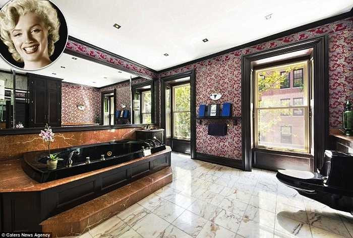 Phòng tắm của Marilyn trong căn hộ nhà vườn ở New York ấn tượng với bồn tắm lớn bằng cẩm thạch màu đen. Viền cửa, bồn rửa, sàn nhà, thang vào bồn tắm và các vật dụng khác cũng đều làm từ đá cẩm thạch. Tường phòng tắm được trang trí hoa văn tỉ mỉ, mang phong cách hoàng gia. 