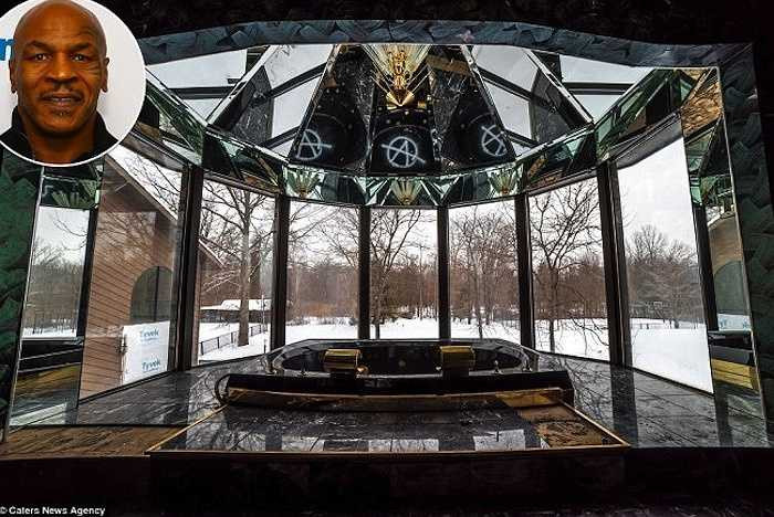 Võ sỹ thép Mike Tyson, 49 tuổi sở hữu một phòng tắm xa hoa ở Ohio, Mỹ. Phòng tắm đậm tính chất nghệ thuật này được xây dựng năm 1999, từ vách xung quanh cho đến trần nhà tắm đều hoàn toàn bằng kính, giúp Tyson có cảm giác thư giãn giữa thiên nhiên khi ở đây. Ngoài ra, bồn tắm được làm từ cẩm thạch đen, bồn tắm được mạ vàng rất quý giá. 