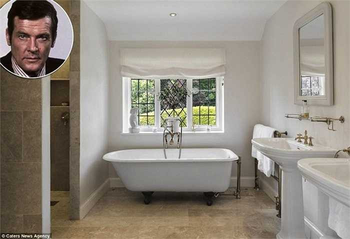 Phòng tắm mang phong cách làng quê của ngôi sao James Bond, Roger Moore, 88 tuổi ở Sherwood, Buckingham. Chàng điệp viên người Anh thích phong cách đơn giản, vật dụng trang trí dùng màu trắng làm chủ đạo và có một cửa sổ nhìn ra ngoài vườn. 