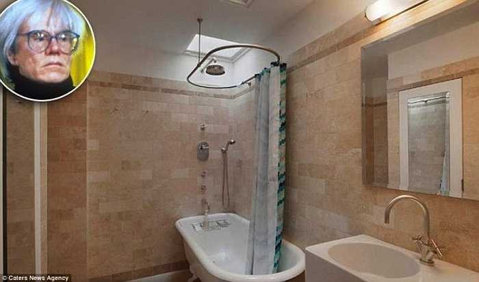 Phòng tắm đơn giản của họa sỹ Andy Warhol ở New York, mang phong cách làng quê nhưng tiện dụng và xây dựng tốn kém với đá ốp lát tường bằng cẩm thạch. 