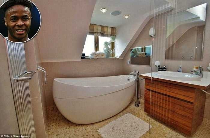 Hình ảnh phòng tắm kiểu dáng đẹp của ngôi sao bóng đá Manchester City, Raheem Sterling. Anh mới chỉ 20 tuổi mà đã có một phòng tắm nhiều người mơ ước. Căn phòng nhỏ gọn đặt bồn tắm hình tròn sát cửa sổ, vòi sen và các vật dụng khác đều thuộc hàng cao cấp. Phòng tắm này được thiết kế với những hình khối trẻ trung, tiện dụng. (Nguồn: Dân Việt)