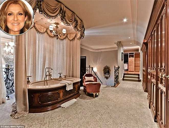 Celine Dion, 47 tuổi, có phòng tắm được trang hoàng với khung rèm cửa bằng vàng, rèm che cũng là loại thượng hạng, tạo cảm giác dễ chịu khi ngâm mình trong bồn. Phòng tắm này nằm bên trong ngôi nhà sáu phòng ngủ của cô tại một hòn đảo tư nhân ở Quebec, Canada. 