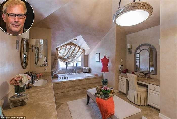 Khi nhìn vào phòng tắm của nam diễn viên 60 tuổi, Kevin Costner, người ta sẽ tự hỏi đây là phòng tắm hay phòng khách. Nó được trang hoàng đầy đủ nội thất tiện nghi và sang trọng. Ngoài bồn tắm nằm, Costner còn xây dựng thêm cabin cho tắm đứng bằng thủy tinh với vòi sen cao cấp. 