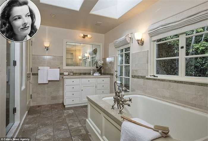 Phòng tắm của nữ diễn viên quá cố Katharine Hepburn mang vẻ đẹp thuần khiết, dịu dàng, nằm trong ngôi biệt thự cổ ở Los Angeles của cô. Phòng tắm của Katharine được lát đá xung quanh, sàn đá cẩm thạch, bồn tắm nước nóng khổng lồ để ngâm mình như ở spa. Ngoài ra, phòng tắm thiết kế thêm các bức tường bằng kính tạo cảm giác rộng rãi. 