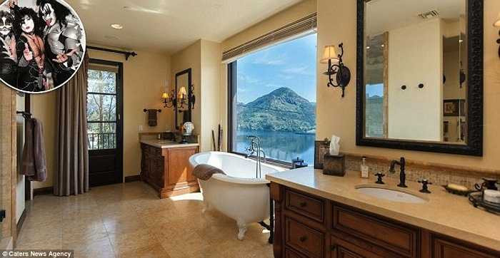 Biệt thự của The Kiss, một nhóm nhạc Rock 'n' Roll của Mỹ nằm ở một vị trí đắc địa hiếm có, dựa núi nhìn sông, là nơi lý tưởng để nghỉ dưỡng. Biệt thự có một phòng tắm nhìn thẳng ra hồ với nhiều thiết bị hiện đại, bồn tắm được lắp đặt gần cửa sổ sát đất, có thể nhìn ngắm mọi cảnh quan xung quanh. 