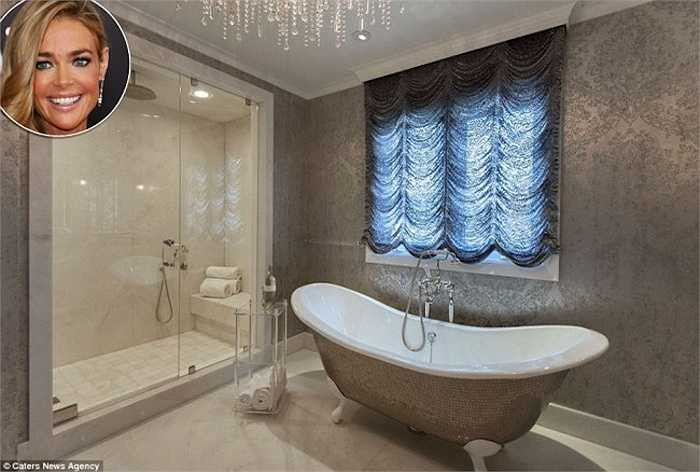 Phòng tắm của Denise Richards bên trong nhà riêng ở Los Angeles của cô được trang trí lộng lẫy, bên ngoài bồn tắm lát nhiều mảnh gốm nhỏ, phía trên là bộ đèn chùm đắt tiền. Nữ diễn viên 44 tuổi còn lắp thêm rèm mành để khiến mọi thứ trong phòng trở nên lấp lánh hơn vào ban ngày. 