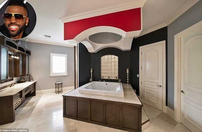 Hình ảnh phòng tắm hiện đại của ca sĩ Jason Derulo, 26 tuổi trong biệt thự ở Florida của anh. Phòng tắm được sắp đặt như phòng ngủ, bồn tắm lớn bao quanh bằng gỗ nằm ở giữa phòng, trang trí với màu sắc nhã nhặn, nổi bật sự đối lập giữ trần màu đỏ và tường màu đen. 