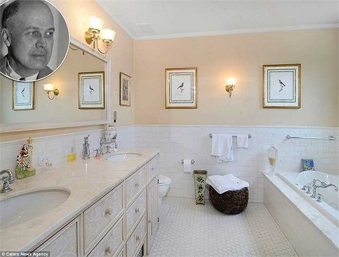 Phòng tắm mang phong cách cổ điển, sang trọng thuộc ngôi biệt thự Victorian ở Nyack, New York của nghệ sĩ đương đại nổi tiếng Edward Hopper. Toàn bộ phòng tắm được lát đá cẩm thạch, cách bài trí lấy cảm hứng từ bức tranh nổi tiếng của ông 'Pretty Penny''. 