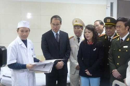 Tiến sỹ Hoàng Xuân Ba, ngoài cùng bên trái.