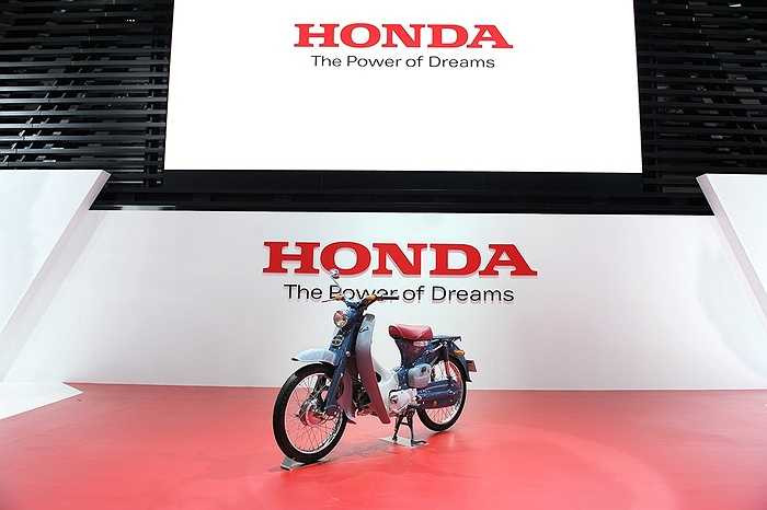 Được trưng bày trang trọng tại gian hàng triển lãm của Honda tại Tokyo Motor Show 2015 tại Nhật Bản, chiếc Super Cup xuất hiện khá bất ngờ dưới dạng phiên bản concept trong dáng vẻ xưa cũ như cách đây nhiều thập kỷ.