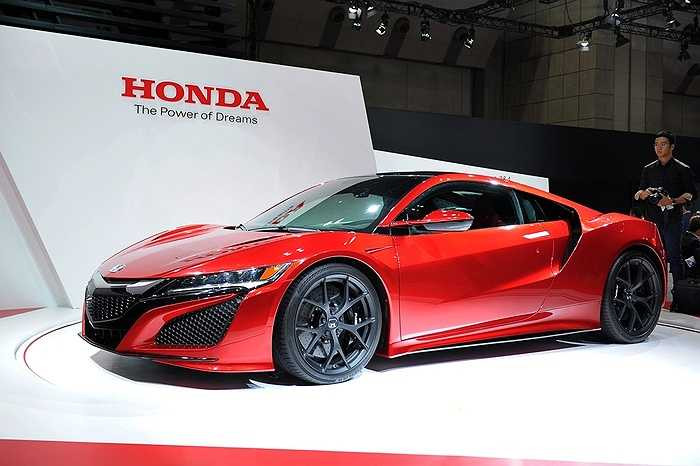 Honda NSX thế hệ hoàn toàn mới là mẫu siêu xe sở hữu động cơ V6 VTEC tăng áp kép hoàn toàn mới tích hợp cơ cấu phun nhiên liệu trực tiếp đặt chính giữa hệ thống khung gầm siêu nhẹ.
