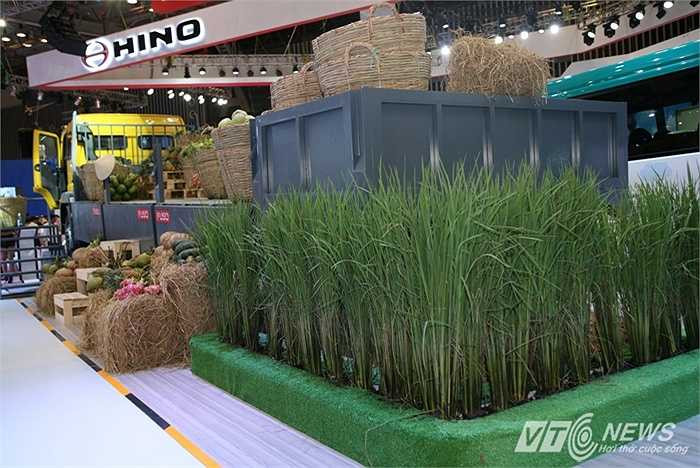 Lần đầu tiên, những hình ảnh rất nông thôn Việt Nam với khóm lúa, rơm rạ, nón lá và hàng chục loại nông sản được đưa vào triển lãm ô tô, tạo ấn tượng đặc biệt với người xem.