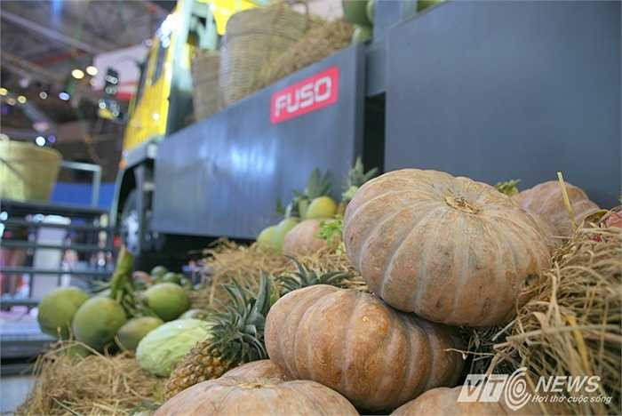 Trong buổi trình diễn vui nhộn ra mắt gian trưng bày, quan khách và người xem còn được Fuso phát những trái cam tươi đến tận tay. 