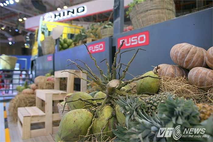 Khoảng hai chục loại nông sản như bí ngô, dừa, thóc lúa, khoai sắn...được mang đến triển lãm trưng bày, làm nổi bật chiếc xe tải đa dụng Fuso.