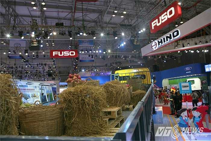 Chăm chút cho hình ảnh của gian trưng bày, các hãng xe tải mong muốn làm mới hình ảnh và thương hiệu xe tải, vốn to lớn kềnh càng và khó trưng bày tại các cuộc triển lãm. (Quốc Lâm) 