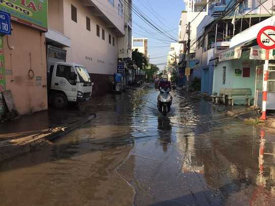Nước còn tràn cả vào những con hẻm được cho là cao ráo ở Cần Thơ