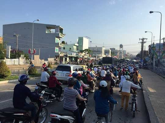 Ùn tắc giao thông trên đường Nguyễn Văn Cừ do triều cường