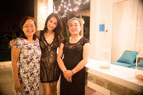 Nữ diễn viên “Cổng mặt trời” đã mời mẹ Thu (bên trái) và bạn bè đến dự tiệc ở một khu nghỉ dưỡng sang trọng, mừng cô chia tay cuộc sống độc thân, chuẩn bị bước sang một giai đoạn mới của cuộc đời. 