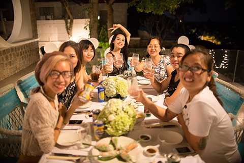 Trong không gian ấm cúng, Tú Vi đã cùng người thân hàn huyên tâm sự, nhắc lại những vui buồn từng trải qua.