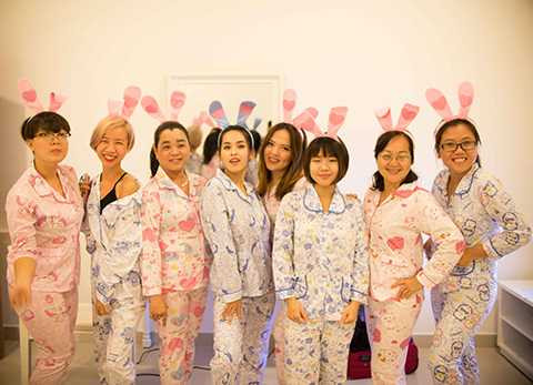 Tú Vi đã cùng người thân và bạn bè có những khoảnh khắc vui vẻ và thú vị trong buổi tiệc chia tay thời độc thân. Mẹ Thu của nữ diễn viên đã không ngần ngại diện trang phục nhí nhảnh vui đùa cùng con gái. 