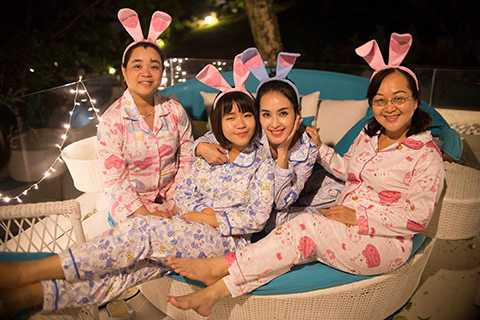 Nữ diễn viên chia sẻ: “Khách mời đặc biệt nhất của buổi tiệc là mẹ Thu. Bà rất ít khi ra ngoài, chỉ quanh quẩn ở nhà chăm sóc cho gia đình. Đi chơi với mẹ Thu đã là dịp hiếm hoi, lại rơi vào thời điểm trước khi về nhà chồng là niềm vui rất có ý nghĩa với tôi”. (Ảnh: Hippo)