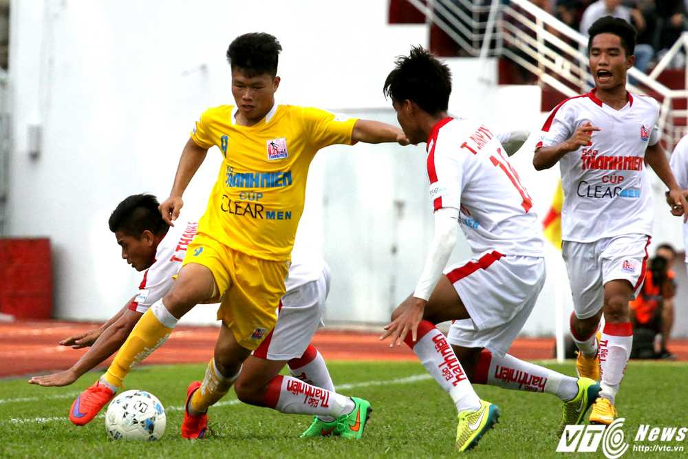 U21 Hà Nội T&T (áo vàng) có chuyên môn vượt trội so với U21 TP.HCM (Ảnh: Hoàng Tùng)