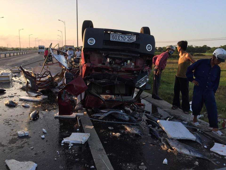 Chiếc xe tải mất lái, đâm bay cột điện trước khi lật nhào.