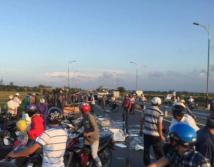 Hành chục thùng cá đông lạnh vương vãi trên đường nhưng không ai hôi của.