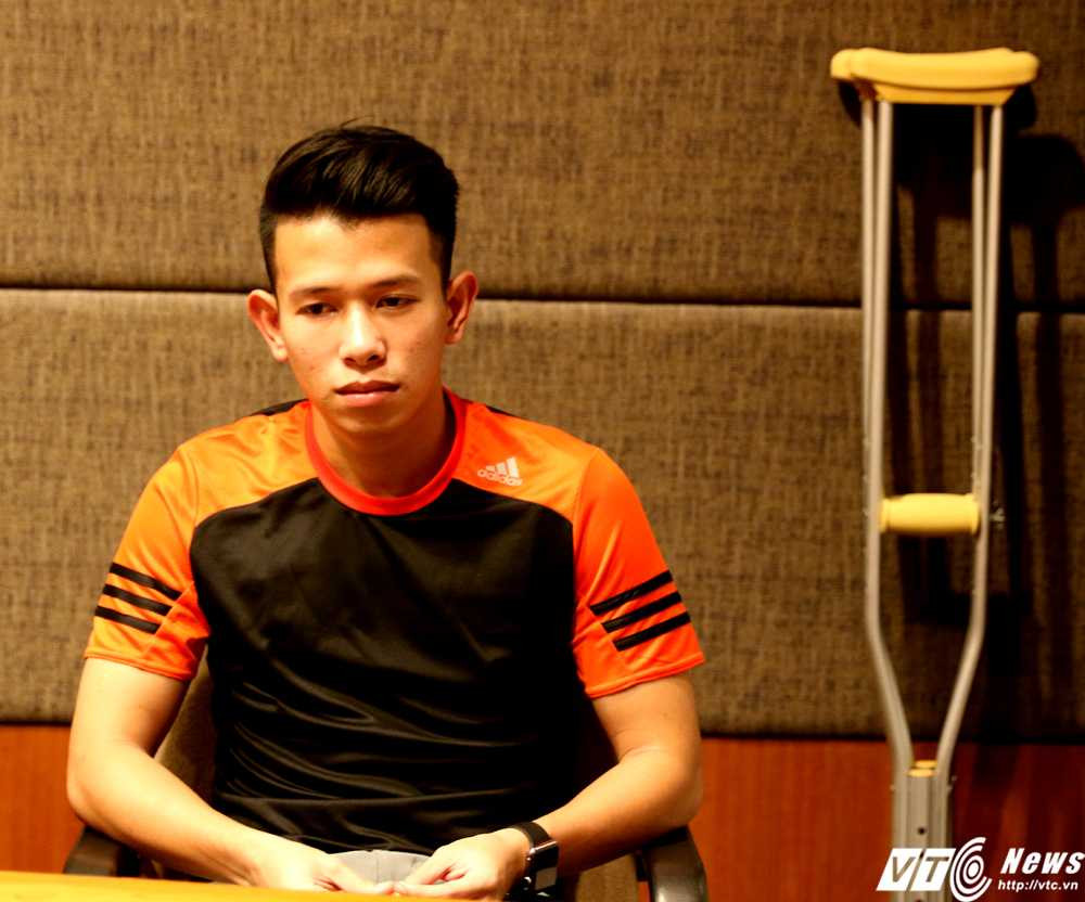 Tiền vệ Anh Khoa quyết tâm tập vật lý trị liệu để có thể đá bóng trở lại (Ảnh: Quang Minh)