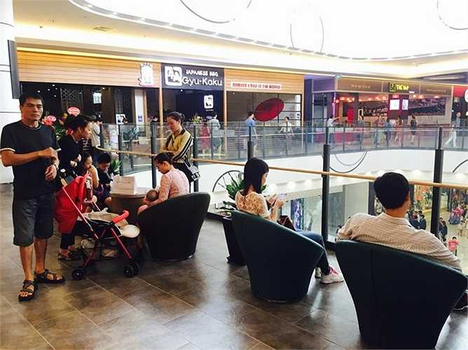 Tại Aeon Long Biên, khách tham quan, mua sắm thích thú với những không gian nghỉ chân 'sang chảnh', tiện dụng