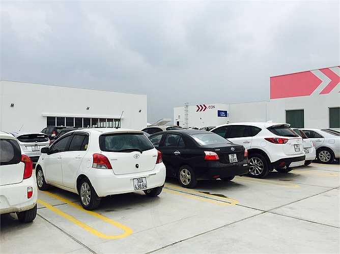 Thêm nữa, khách đến mua sắm cũng cảm nhận được không gian thiên nhiên khi bãi đỗ xe ô tô được thiết kế mở trên tầng thượng của trung tâm thương mại