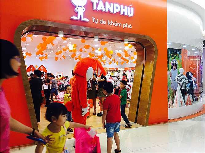 Các nhãn hàng trong nước được bài trí khá bắt mắt, thu hút khách xem bằng các nhân vật hoạt hình và các chương trình khuyến mãi