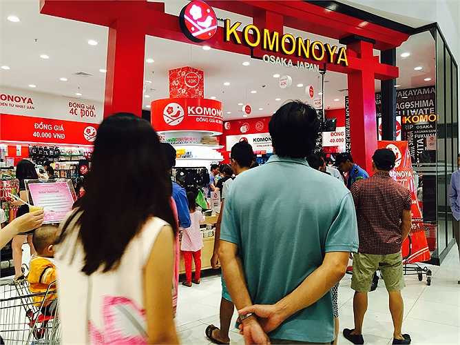 Gian hàng Nhật đồng giá 40.000 đồng/sản phẩm luôn kín khách. Khách hàng cho biết thấy yên tâm với các sản phẩm xuất xứ từ Nhật