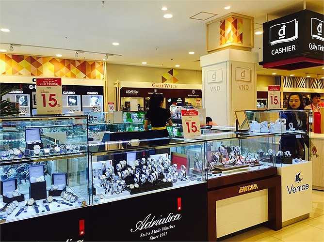 Các khu hàng hiệu, hàng trang sức cũng tích cực khuyến mại lớn