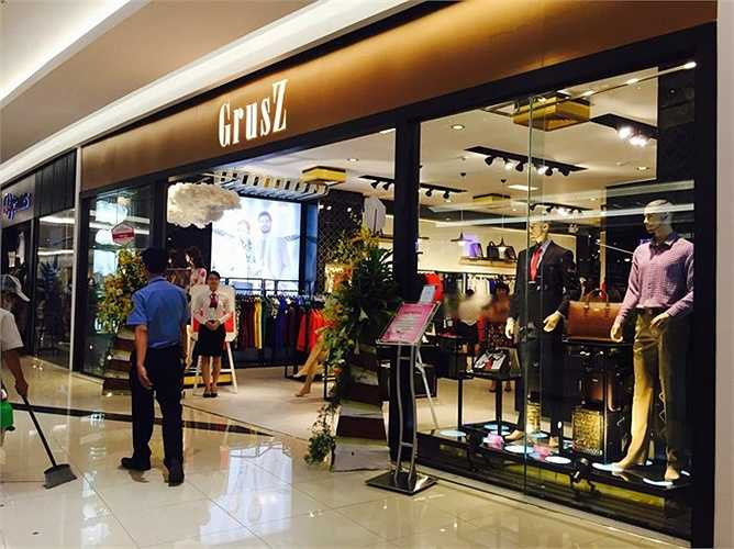 Đặc biệt, những thương hiệu cao cấp của Việt Nam cũng có những thiết kế phong cách, ấn tượng. Đây là gian hàng thứ 5 của nhãn hàng thời trang cao cấp GrusZ thứ 5 tại Hà Nội.Eternity GrusZ được xem là dòng sản phẩm thời trang cao cấp với thiết kế đặc biệt, bài trí trong không gian mua sắm hiện đại, gam màu chủ đạo của những viên hổ phách lấp lánh trong sa mạc cát cháy châu Phi, được kỳ vọng mang đến cho khách hàng một sự trải nghiệm, một đẳng cấp của một thương hiệu thời trang quốc tế 