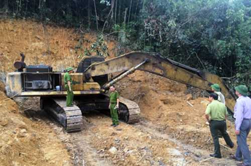 Phương tiện bốc xúc khai thác than trái phép tại hiện trường