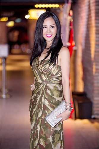 Cô khoe nhan sắc trẻ trung và tươi tắn trong trang phục của NTK Công Trí. 