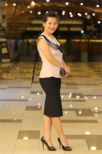 Mặc dù lần đầu đảm nhận vai trò mới, nhưng bà mẹ hai con vẫn tự tin hoàn thành tốt khi được nhiều nghệ sỹ nổi tiếng đến tham dự.