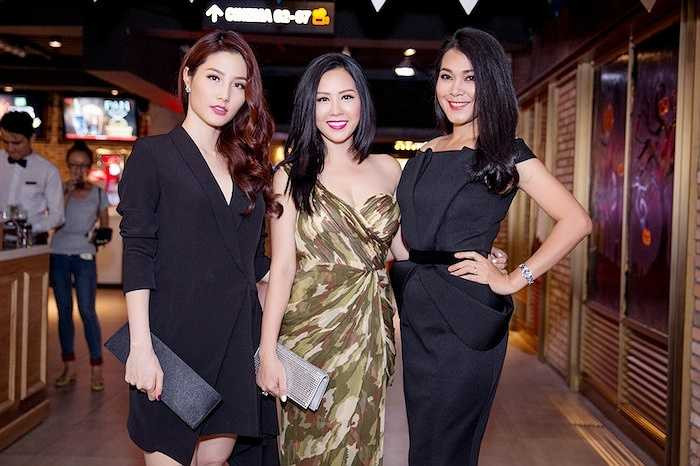 Dù cả hai khá bận rộn với những dự án riêng nhưng thỉnh thoảng vẫn trò chuyện rất nhiều khi gặp nhau tại các sự kiện văn hóa. Cùng ngày, hoa hậu Thu Hoài cũng đảm nhận vai trò là giám khảo cuộc thi Người đẹp công sở 2015, đêm chung kết vừa diễn ra chiều 30/10 vừa qua. 