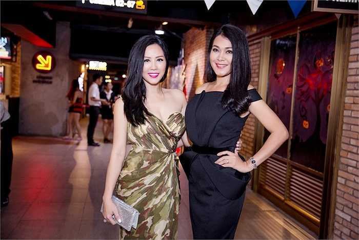 Đinh Y Nhung diện đầm đen quyến rũ.