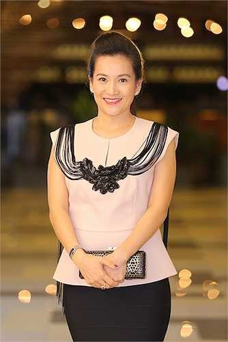 Cô chia sẻ, vì MC Bình Minh bận công việc đột xuất tại nước ngoài nên chị đã đứng ra tổ chức sự kiện này với vai trò 'bà bầu'. 