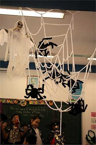 Gần 1000 học sinh trường Tiểu học Ban Mai (Văn Quán, Hà Đông, Hà Nội) đã có một bữa tiệc Halloween. Những bộ đồ hóa trang theo các nhân vật người hùng trong các bộ phim nổi tiếng của Mỹ. 