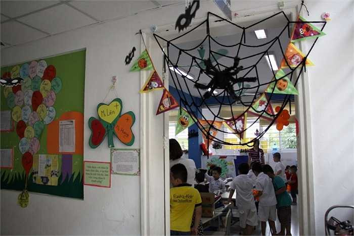 Không gian trường lớp cũng được trang trí theo chủ đề Halloween 