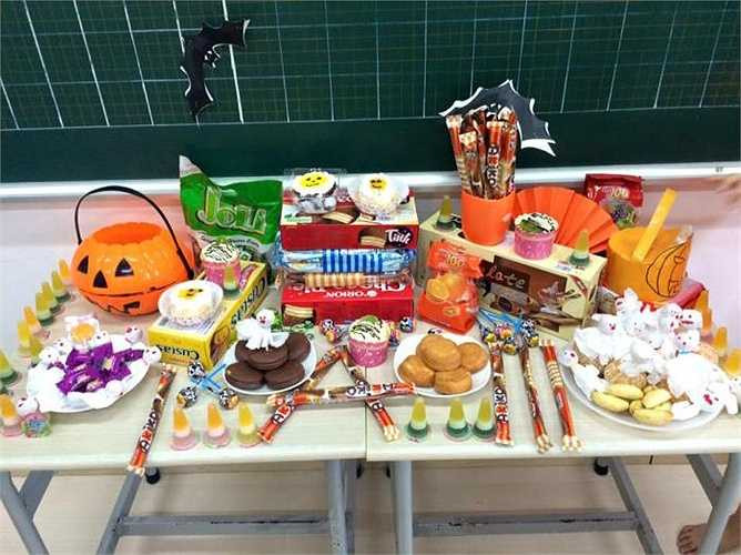 Sau khi phá cỗ liên hoan, học sinh kéo nhau qua các lớp khác và cùng hô vang những lời xin kẹo bằng tiếng Anh trong tâm trạng đầy thích thú.
