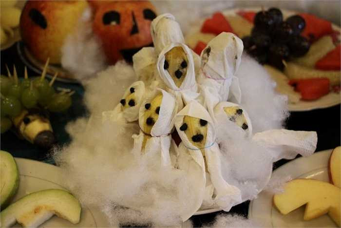 Nhiều lớp còn thể hiện sự hoành hành của ma quỷ bằng trò chơi ném giấy rất hứng khởi.