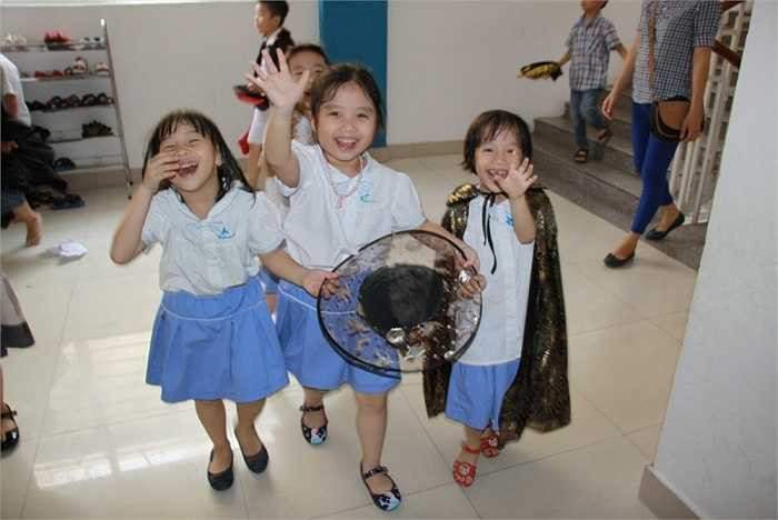 Niềm vui rạng rỡ trên mỗi nét mặt trẻ thơ.