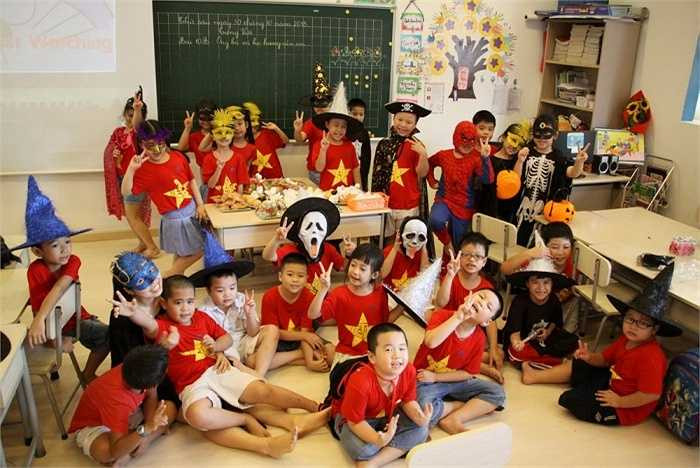 'Lễ hội này giúp học sinh tìm hiểu thêm về các câu chuyện, truyền thuyết trong Lễ hội Halloween, từ đó hiểu thêm về văn hóa các nước Anh, Mỹ. Bên cạnh đó, chúng tôi còn mong muốn sẽ cung cấp các vốn từ vựng, cho học sinh tham gia các trò chơi điển hình trong Lễ hội Halloween, đồng thời rèn kỹ năng phối hợp, kỹ năng hoạt động nhóm, thuyết trình cho học sinh, cô Ngô Thị Thanh Tâm (Trợ lý Ban giám hiệu, Tổ trưởng bộ môn Tiếng Anh nhà trường) cho biết.